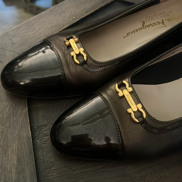 🛑 1 hour sale. Salvatore Ferragamo, size 8, Black & Gold Heels; Elegant Design - Picture 6 of 11